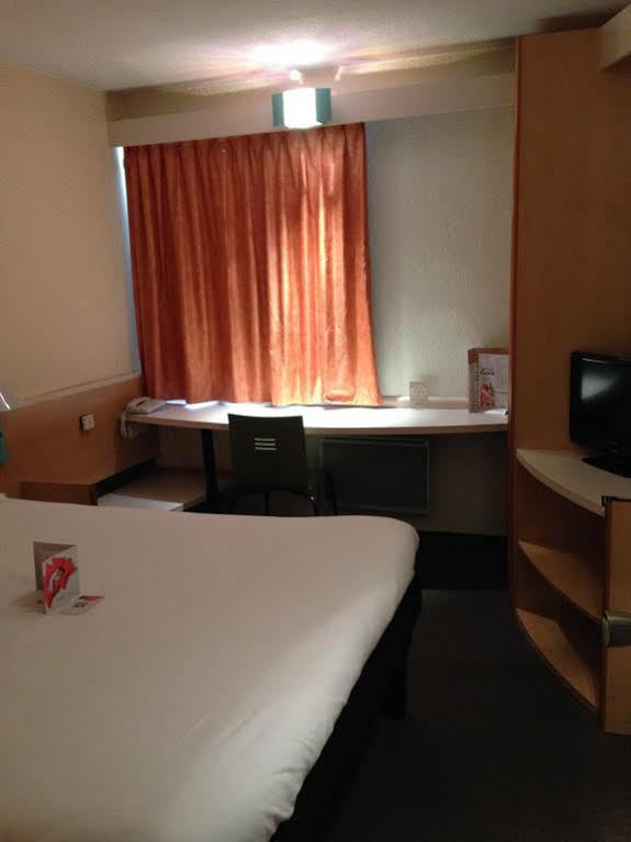 Ibis Lyon L'Isle D'Abeau Hotel Ngoại thất bức ảnh